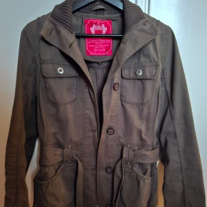 Militär jacka trenchcoat  - Militär jacka från EDC i lätt urtvättad look. Nyskick. Inget att anmärka på 🩷