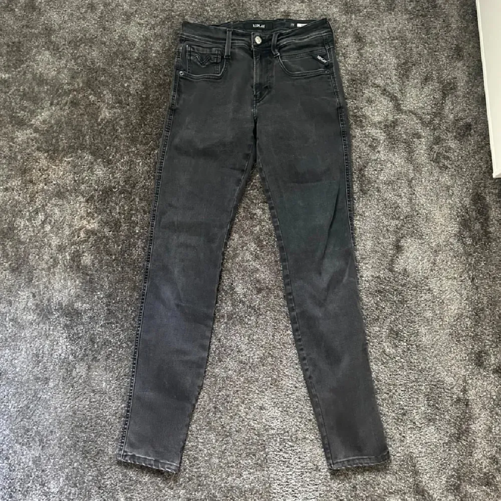 Hej! Säljer nu dessa Fina Replay Anbass jeansen. Skick 9/10 (tvättade sparsamt) stolek W29 L32. Nypris 1899kr. Jeans & Byxor.