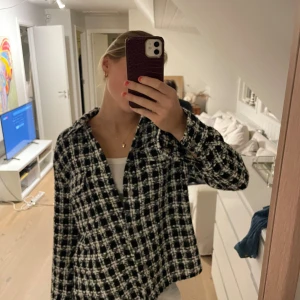 Randig sommar jacka från Gina  - Såååå söt randig sommar jacka från Gina. Köpt second hand, men jag har aldrig använt den sen jag har köpt den. Hör gärna av dig om du har några funderingar. 