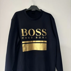 Hugo boss tröja - En jättefräsch Hugo boss tröja som är i utmärkt skick. Nästan som nyskick. Tröjan är jättebekväm och fin kan användas vardagligen. Pris kan diskuteras vid snabbaffär 