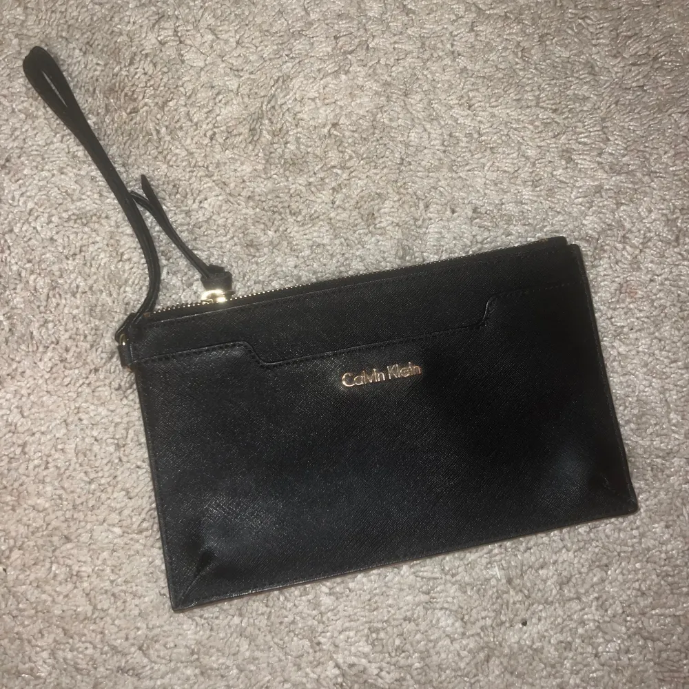 calvin klein clutch. Väskor.