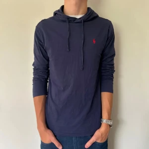 Ralph lauren hoodie - Fet Ralph lauren hoodie. Mycket bra sick förutom att färgen är lite urtvättad. Storlek s. Nypris ligger på 1900. Mitt pris 500. Paketpris på dom två hoodies. Denna och den vita för 700.