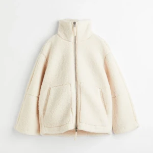 Teddy jacka - Säljer min fina Teddy jacka från hm som är köpt förra året. Fint skick. Skriv för egna bilder!