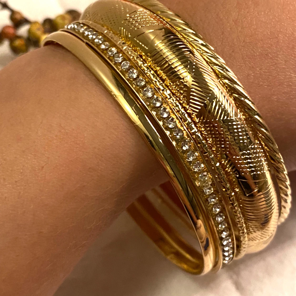 Nya snygga guldfärgade bangles