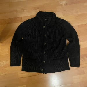 Brixton Kofta - Stilig kofta från märket Brixton. Väldigt skön men passar inte mig längre. 