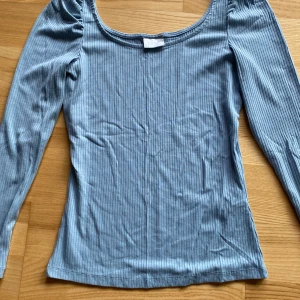 Blå ribbad tröja från Vila - Säljer en snygg blå ribbad tröja från Vila i storlek S. Den har långa ärmar och en bekväm passform, perfekt för både vardag och lite finare tillfällen. Tröjan är i bra skick då den endast använts vid ett tillfälle, och passar perfekt till höst- och vårgarderoben. 💙
