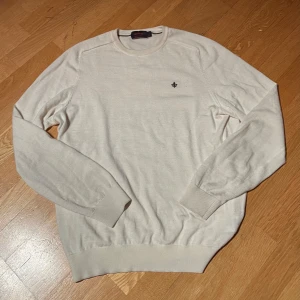 Stickad merinoull tröja Morris - Säljer en stilren tröja från Morris i 100% merinoull och färgen Off White. Storlek L men är aningen liten i storleken så passar nog mer åt M. Tröjan är knappt använd då den är lite för liten för mig. Nypris ligger på 1599kr.