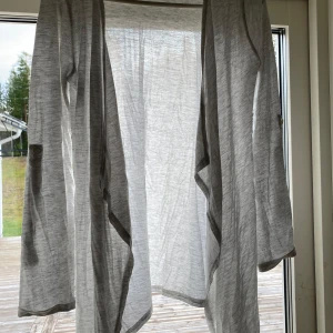 Grå kofta från Amisu - Säljer en superfin och lätt grå kofta från Amisu i storlek XS. Perfekt för lager-på-lager under vår och sommar. Den har en luftig passform och är gjord i ett mjukt material som känns skönt mot huden. Perfekt att slänga på sig när det blir lite kyligare på kvällen. 🩶