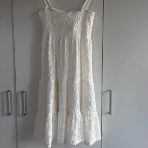 Vit klänning  - Vit klänning från Gina, aldrig använd med prislapp på ! 