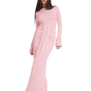 Musera rynkad drapera klänning  - Musera rynkad drapera klänning i rosa 💞 Slutsåld 