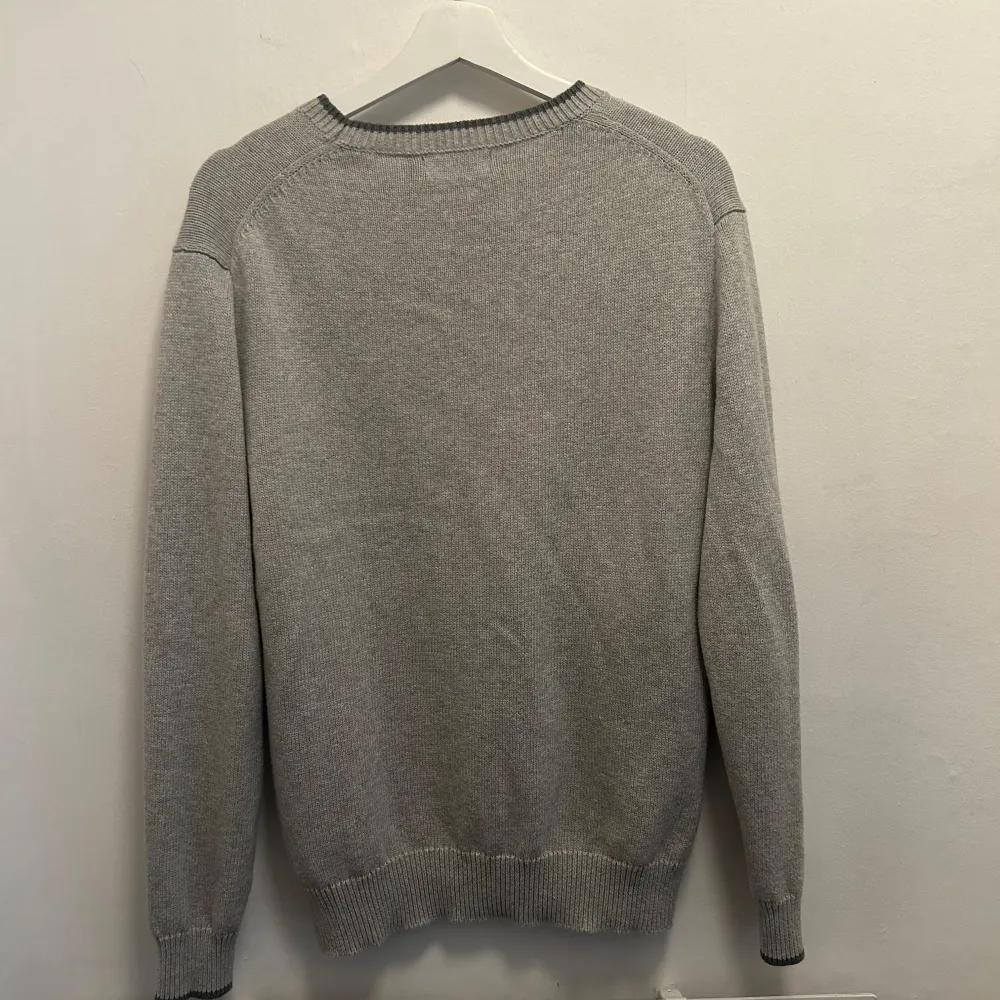 Stickad Ralph lauren sweatshirt som är i nyskick. Passar perfekt nu till höst och vintern! Nypris är 2200kr. Neuleet.