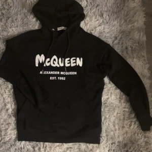 McQueen hoodie - Säljer en väldigt efterfrågad McQueen hoodie, ny pris 9000kr knappt använd Skriv vid minsta fråga 