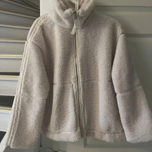 Teddy jacka  - Hej! Säljer nu min fina teddyjacka som jag bara använt en gång eftersom att jag hellre ville ha en mörkare färg nu i höst🌸Storlek 34 men passar mig som har M i kläder och jackor OBS förhöjt pris pga många förfrågningar 