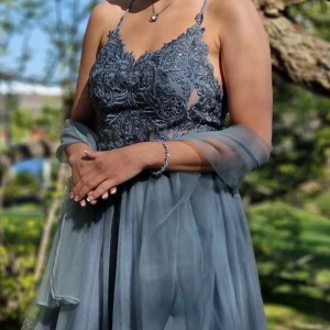 Duvblå balklänning med spetsdetaljer - Säljer en fin duvblå balklänning från Mascara endast använd 1 gång. Nyskick