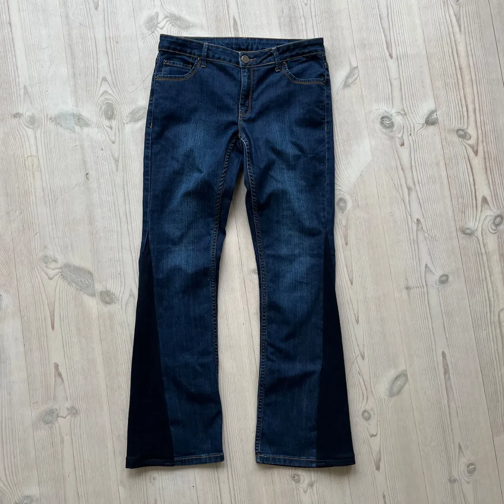 Lågmidjade jeans som jag har sytt om till bootcut från Flash Jeans. Står storlek 40 men passar mig som brukar ha S eller M så skulle säga M. Tvärs över midjan är det 42 cm och innerbenslängden är ca 80 cm. Fint skick. . Jeans & Byxor.