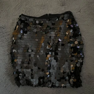 Paljett skjol - Använd 1 gång men passar inte på mig längre. Strl XS