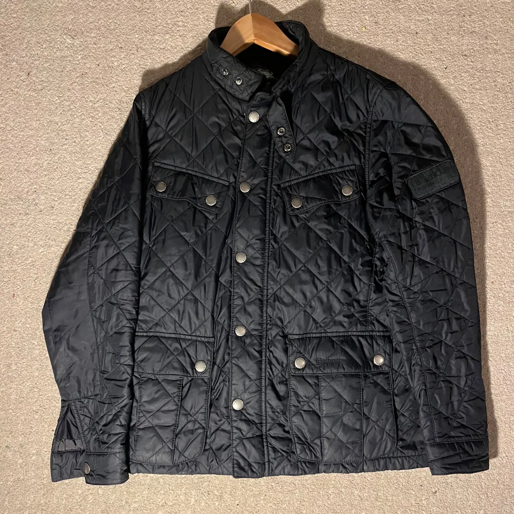 Hej! Säljer denna riktigt sköna jackan från Barbour! Köpt förra hösten men har knappt kommit till användning! Typ nyskick och inga defekter! Nypris runt 3200kr, mitt pris 599! M- fits S!Priset är ej hugget, buda på! Fler frågor tas i dm! //Nils. Jackor.