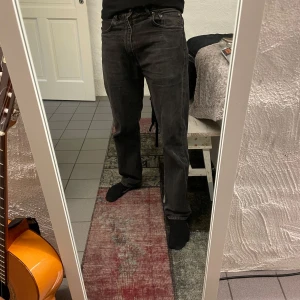 Levis jeans  - W-31 L-32 Säljer ett bra Levis jeans för att är för tajta vid midjan, org pris 1250kr Jeansen är som i ny skick och har mycket bra kvalitet.