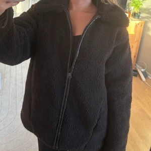 Brun teddyjacka  - Brun teddyjacka från asos, aldrig använd med prislapp kvar. 🤎