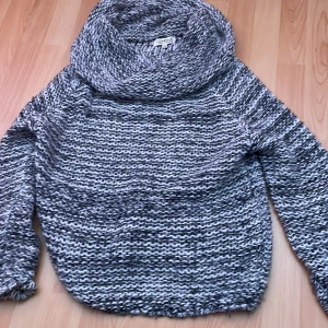 gullig offshoulder - säljer denna super söta stickade off shoulder tröjan! står inte storlek men skulle gissa på M. skriv för fler bilder eller frågor! 