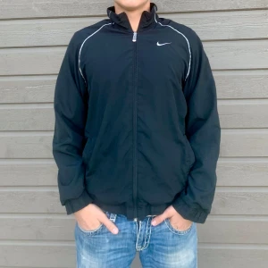 Vintage Y2K Nike jacka - Hej! Säljer en Vintage Y2K Nike jacka i nyskick!