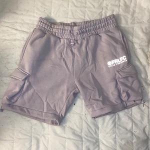 Lila shorts från River Island - Säljer ett par lila shorts från River Island i storlek XS. De har en elastisk midja och praktiska fickor på sidorna. Perfekta för en avslappnad stil under sommaren. Använda men i bra skick!
