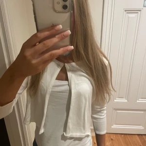 Söt bolero  - Vit bolero som jag säljer då den inte kommer till användning. Super skön och fin, har inga defekter. 