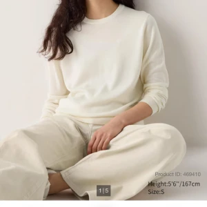 Stickad tröja - Säljer denna jättefina och sköna stickade tröjan från uniqlo. Storlek S och i nyskick😍