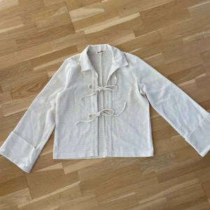 Djerf Avenue Top - Occasion Top Cream Från Djerf Avenue! Använd fåtal gånger, tyget är lite ”nopprigt” på visa ställen inkluderade en bild med ett exempel! Annars är den som ny! 