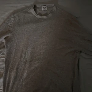 Zara stickad tröja - Säljer nu min stickade tröja ifrån Zara då den inte kommer till användning, om du har några funderingar är det bara att höra av dig🙂