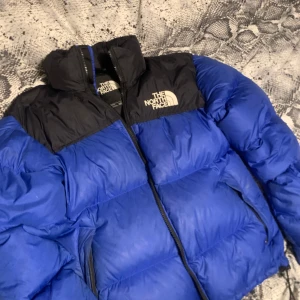 The North Face Jacka - Säljer min snygga northface jacka då jag har köp en ny till vintern. Har bara använts en vinter, är i nyskick (förutom att jag sytt där den har rivits upp lite, men det är inget man märker av). Pris kan diskuteras vid snabb affär!💞💞