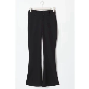 Y2K kostymbyxor - Säljer superfina ”Y2K trousers” från Gina Tricot i strl 38 då dom är för långa för mig och jag missade retur tiden. Testade en gång så i nyskick! Nypris 499. Skriv för frågor och funderingar💞