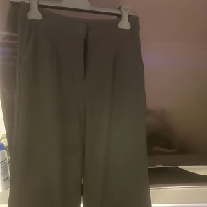 Kostymbyxor  - Baggy kostymbyxor från Nelly