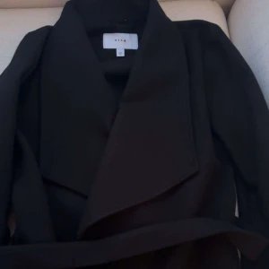 Kappa  - Svart Vila kappa i storlek 34