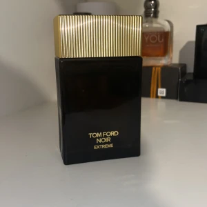 Tom Ford Noir Extreme Edp - Säljer en tom Ford noir extreme Edp, ca 95 ml kvar. Förvarat i en mörk och sval garderob.