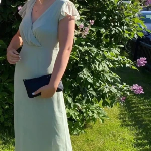 Balklänning  - En snygg klänning till bal eller till något annat tillfälle. Den är använd 1 gång och det var på en bal. Den är i ett mycket bra skick. Jag är 174cm