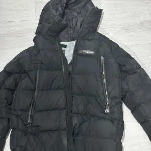 Sail Racing Jacka - Tja, säljer min Sail racing T8 Parka jacka. Den ör använd 1 gång och pris kan diskuteras. ny pris är 6500 mitt ≈3500. Skriv för fler bilder