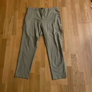 Kostymbyxor Zara - Nya ksotymbyxor från Zara säljes.