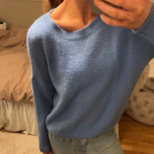 Stickad tröja - Jättefin stickad tröja från Moss Copenhagen i storlek S/M. Sitter perfekt på mig som normalt är XS/S. Bara använd fåtal gånger🤩