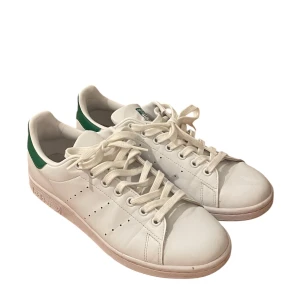 adidas stan smith - ett par feta adidasbyxor stan smith som tyvärr är för små. storlek 40 2/3, topp skick!