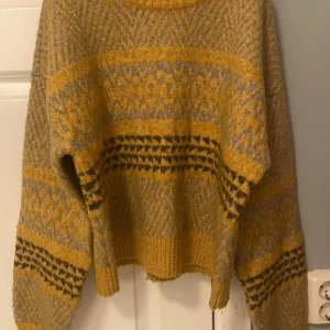 Stickad tröja  - En gul stickad tröja från junkjard som är perfekt nu till hösten har Andvändt ett fåtal gånger säljer pågrund av att den inte kommer till Andvändning 💛💛  Nypris 600