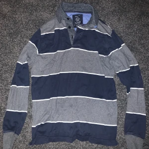 Rugby tröja frånt GANT - Tröjan är i storlek S. Tröjan är fortfarande i bra skick och har inte använts så mycket.