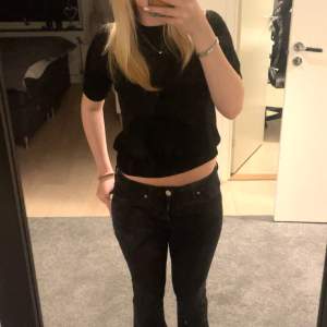 säljer mina svarta lågmidjade bootcut jeans då de inte kommer till användning storlek S/36