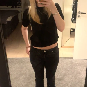 Lågmidjade bootcut jeans  - säljer mina svarta lågmidjade bootcut jeans då de inte kommer till användning storlek S/36