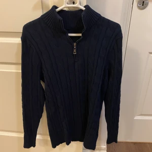 Halv zip tröja - Snygg marinblå zip tröja💙 Nypris 750kr, säljer för 300kr Storlek M men passar S/XS, säljer då den tyvärr var för liten (aldrig använd)