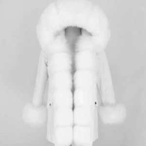 ÄKTA PÄLSJACKA  - Stolek S men passar M, mer bilder vid intresse,parka med äkta pälsfodring samt äkta päls på krage. Innerfoder är okså äkta päls, går lätt att ta bort även päls på krage. 2 fickor på varje sida samt går de enkelt att dra åt midjan för en mer figur