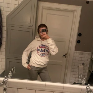 vit hoodie - fick denna fär typ ett år sen  har aldrig använt❤️