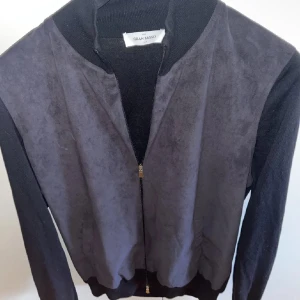 Gran sasso zip tröja - Säljer en exklusiv Gransasso hybrid med mocka. Skick 9/10 använd ett fåtal gånger. Storlek 48/S. Nypris 3200