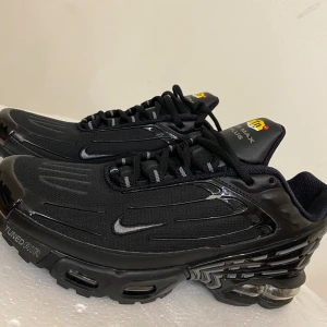 Nike air Max  - Köpte för 2 veckor sedan och använt endast 1 gång, fel storlek annars älskar jag skorna. Nypris 1800 kr 