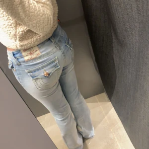 True religion jeans  - Säljer nu mina absolut favorit jeans då jag inte riktigt använder dom längre.. De sitter perfekt i längden på mig som är 170.💓 har inte klippt i dom utan dom va så från början hör av er om frågor, byxorna är nästan oanvända köpta för 1900